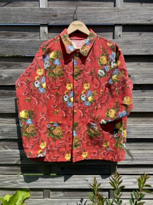 La veste rouge fleurie
