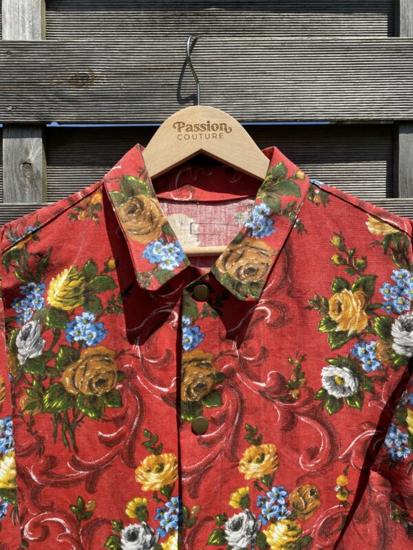 La veste rouge fleurie – Image 3