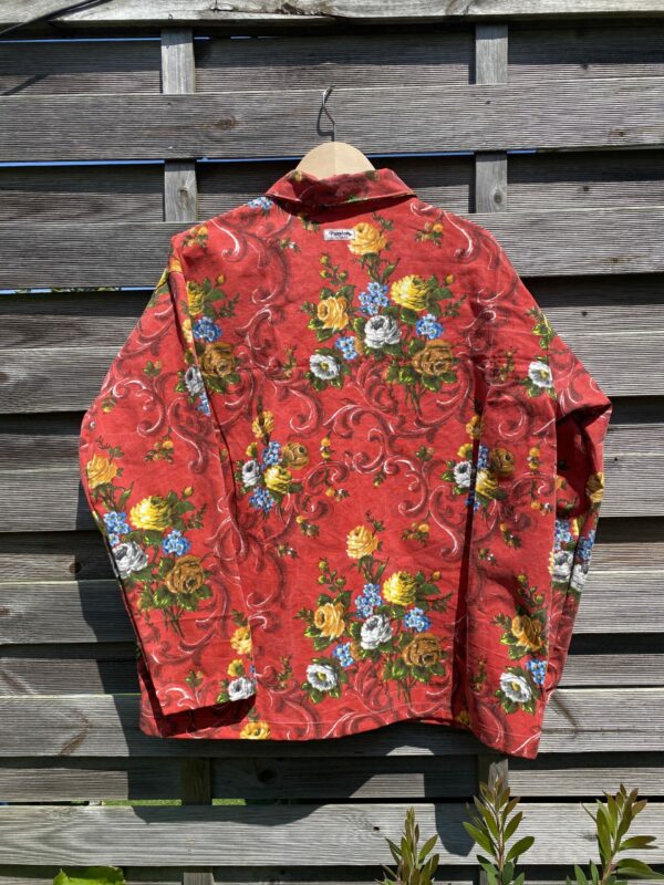 La veste rouge fleurie – Image 2