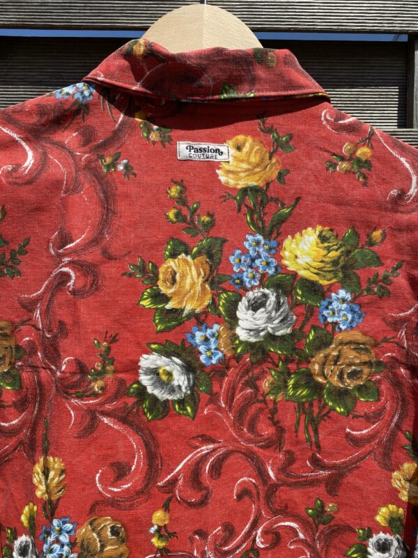 La veste rouge fleurie – Image 4