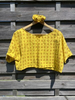 Le tee-shirt jaune poussin