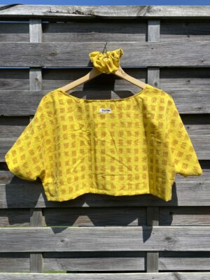 Le tee-shirt jaune poussin