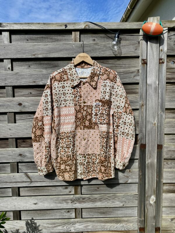 La chemise marron patchwork
