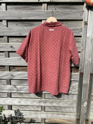 La chemisette rouge brique