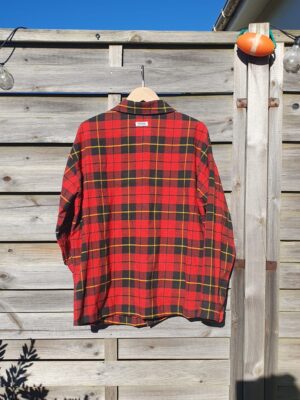 La chemise rouge à carreaux