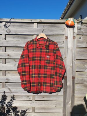 La chemise rouge à carreaux