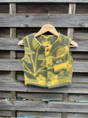 Le gilet enfant vert et jaune