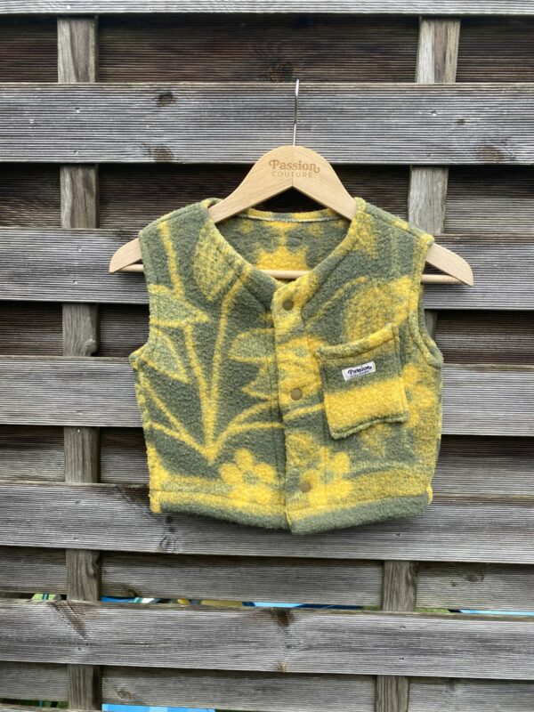 Le gilet enfant vert et jaune