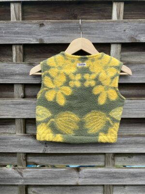 Le gilet enfant vert et jaune