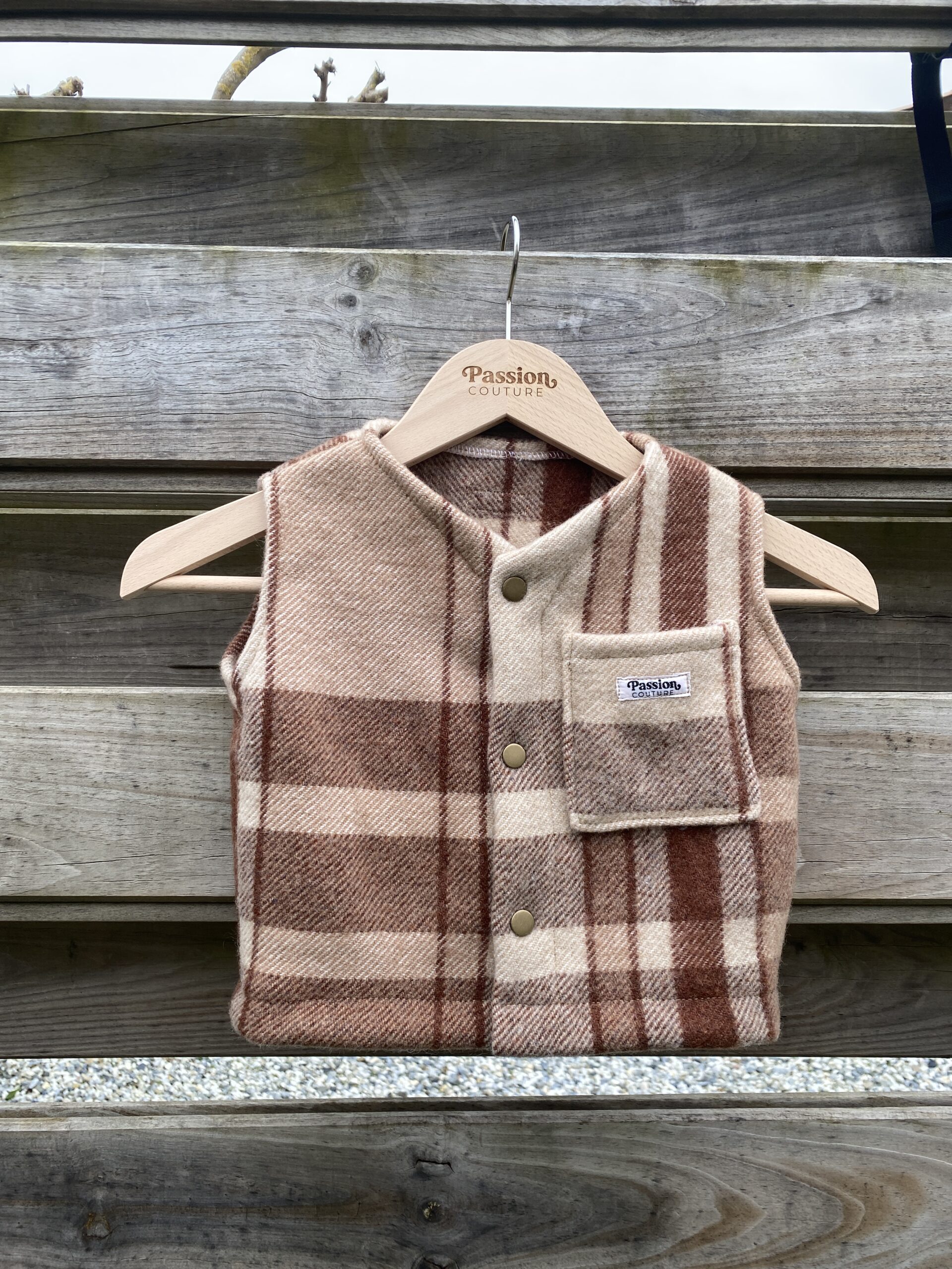 Le gilet enfant marron à carreaux