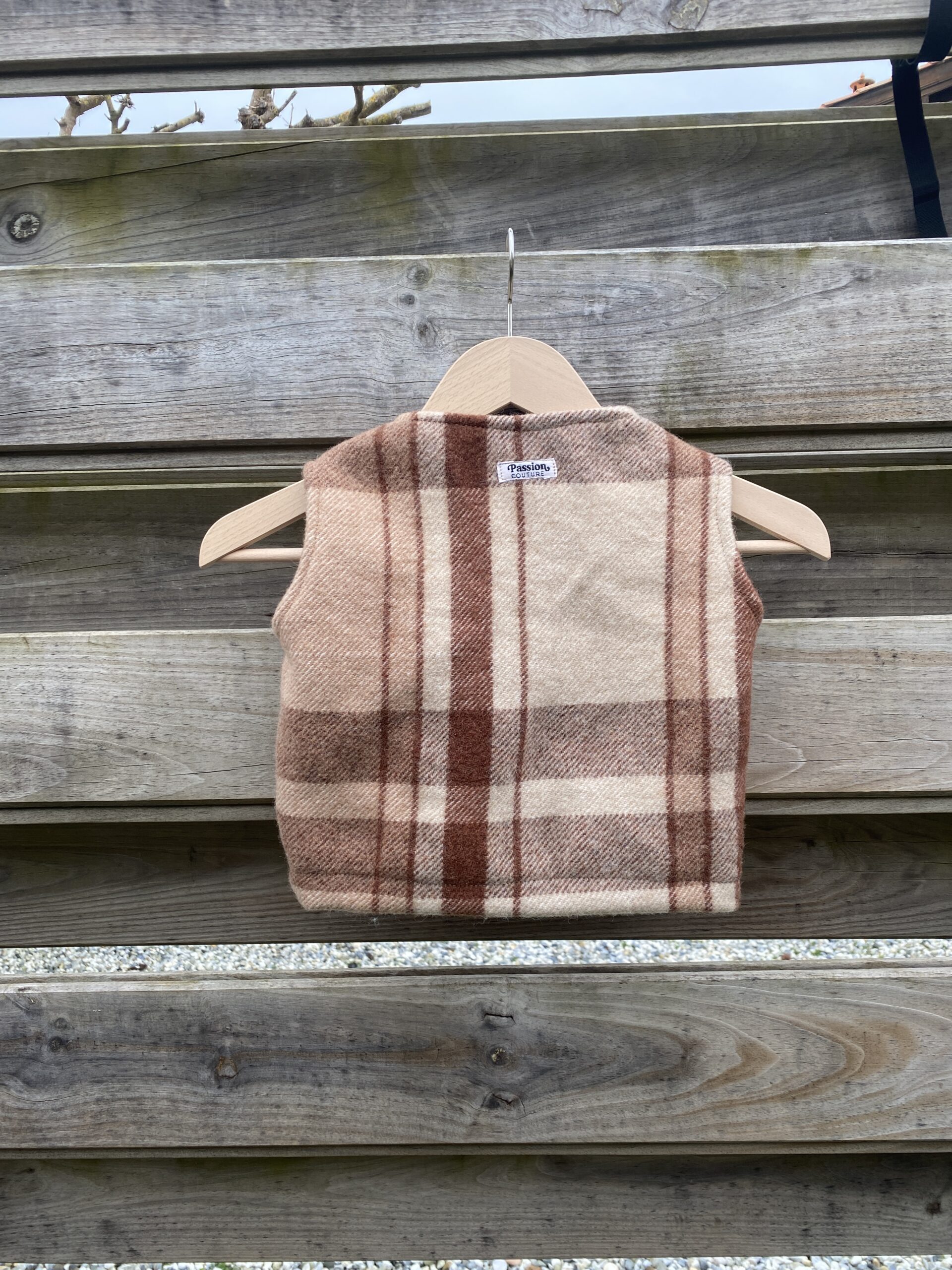 Le gilet enfant marron à carreaux