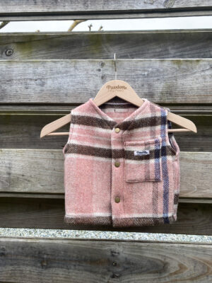 Le gilet enfant rose à carreaux