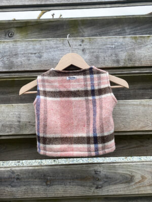 Le gilet enfant rose à carreaux