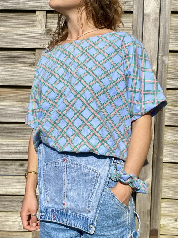 Le tee-shirt bleu rayé rose – Image 2