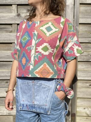 Le tee-shirt rose ethnique