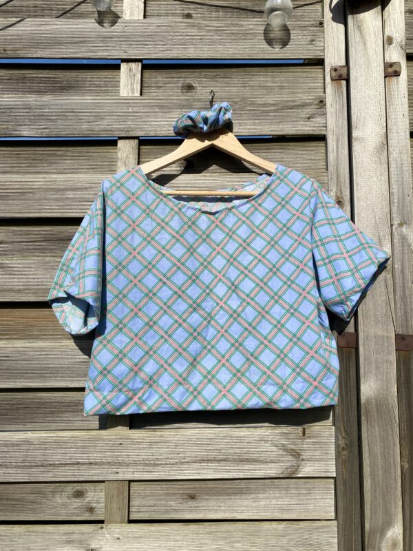 Le tee-shirt bleu rayé rose