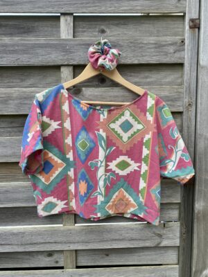 Le tee-shirt rose ethnique