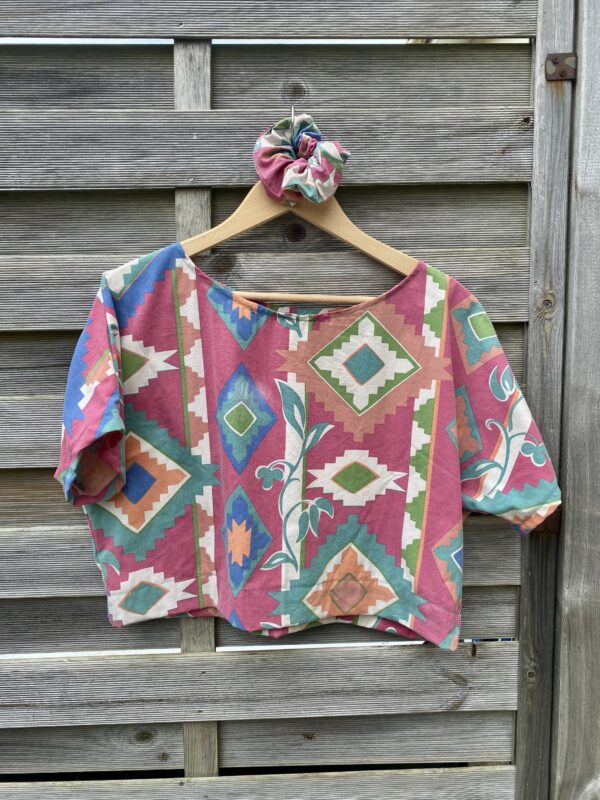 Le tee-shirt rose ethnique