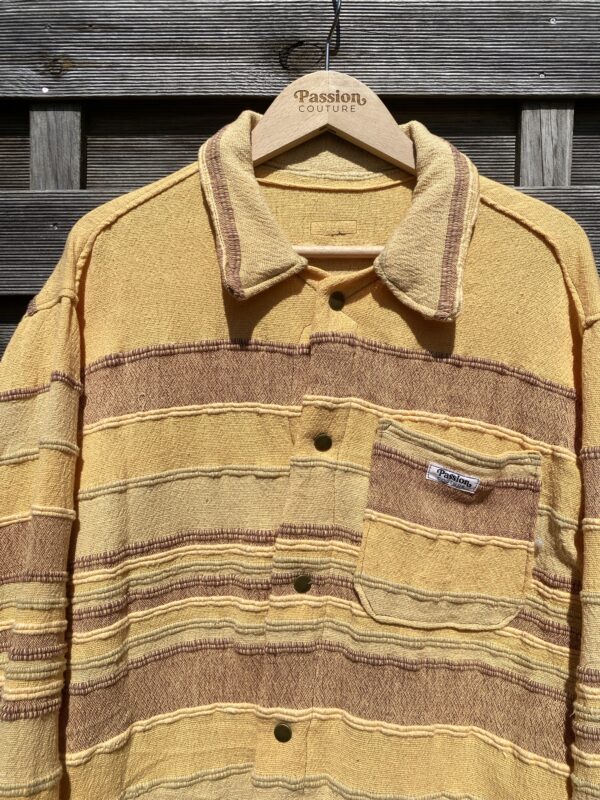 La sur-chemise jaune – Image 4