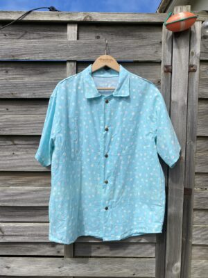 La chemisette bleue à pois