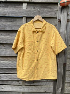 La chemisette jaune à poche