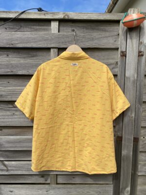 La chemisette jaune à poche