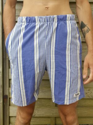 Le short bleu rayé