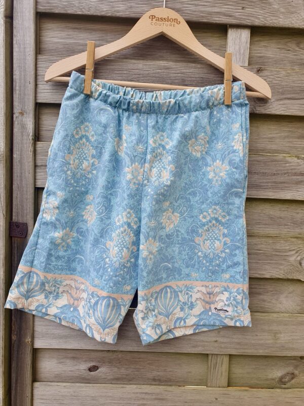 Le short bleu