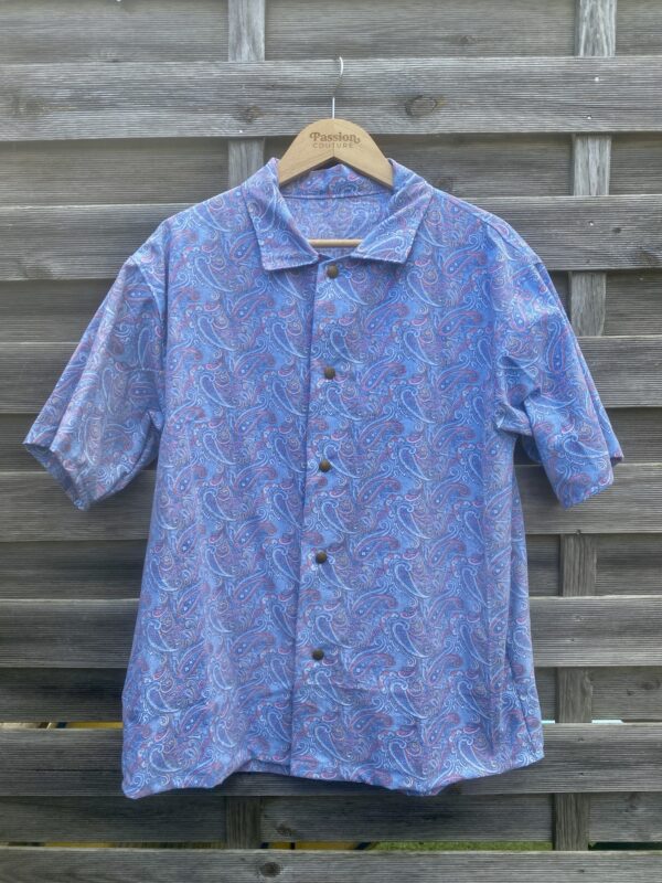 La chemisette bleue paisley