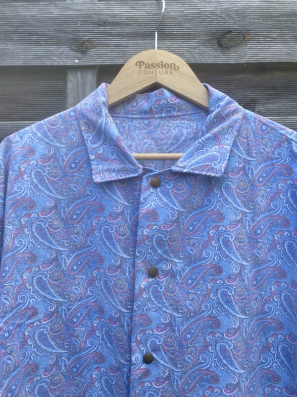 La chemisette bleue paisley – Image 3