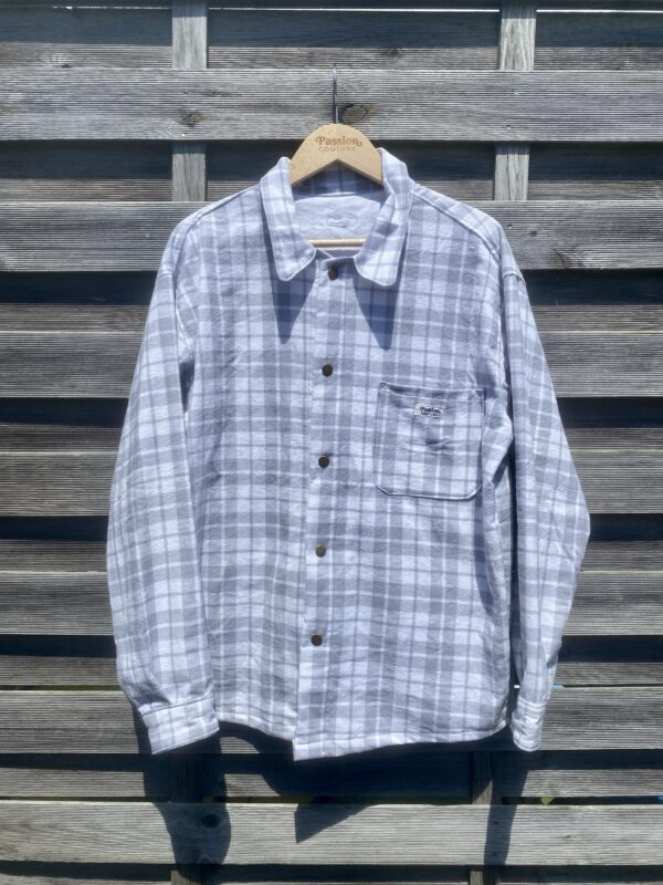 La sur-chemise flanelle grise à carreaux