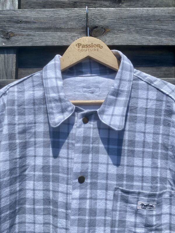 La sur-chemise flanelle grise à carreaux – Image 4