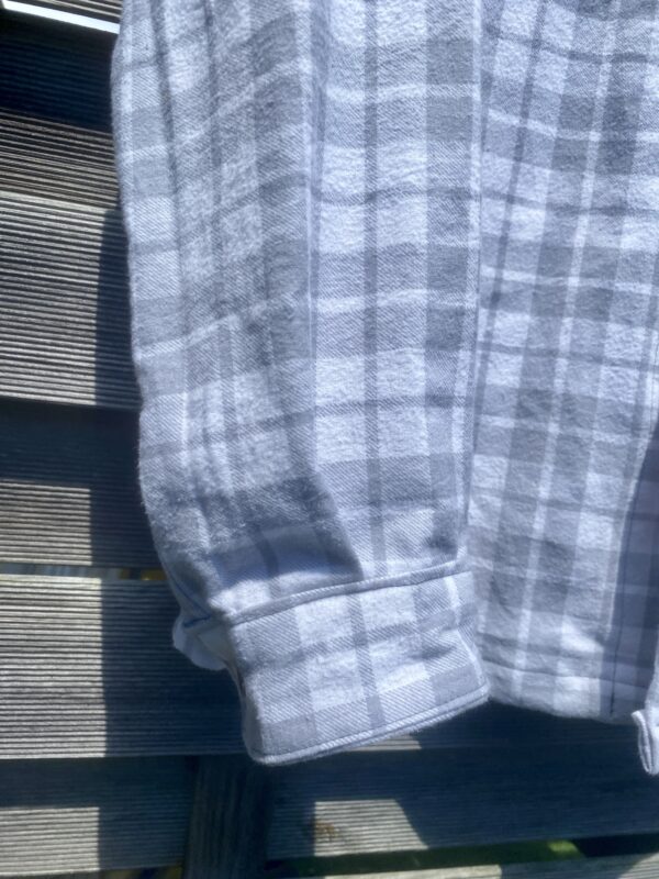 La sur-chemise flanelle grise à carreaux – Image 3