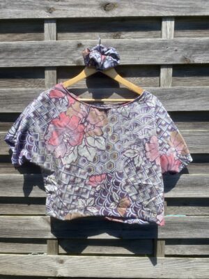 Le tee-shirt violet fleuri