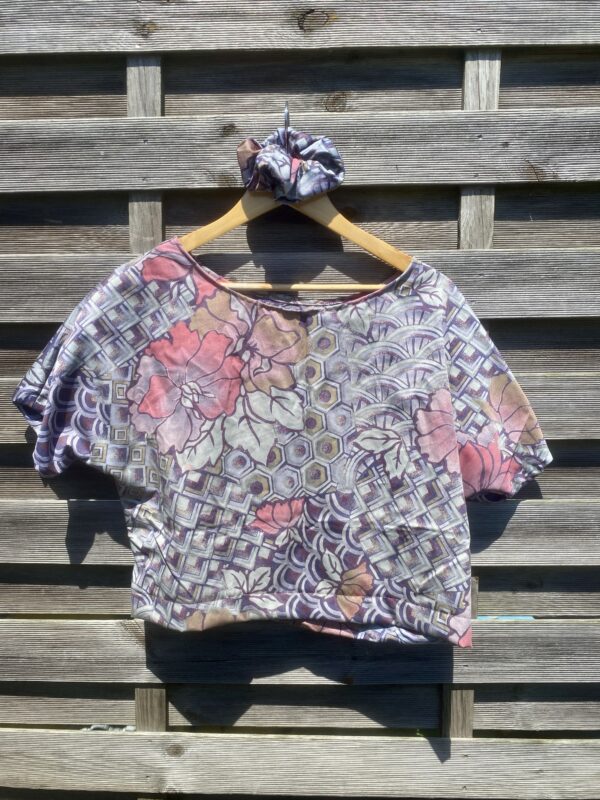 Le tee-shirt violet fleuri
