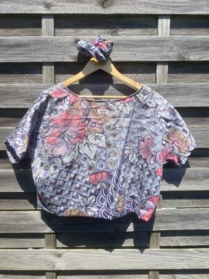 Le tee-shirt violet fleuri