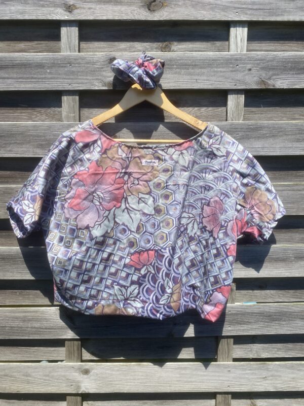 Le tee-shirt violet fleuri – Image 2