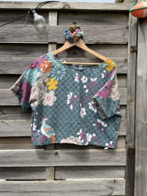 Le tee-shirt bleu printemps