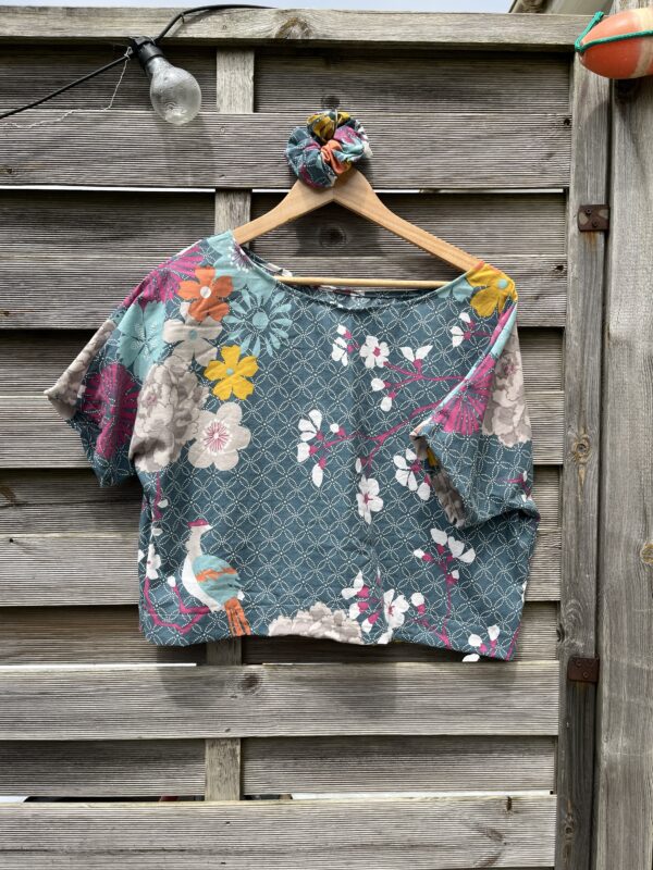 Le tee-shirt bleu printemps