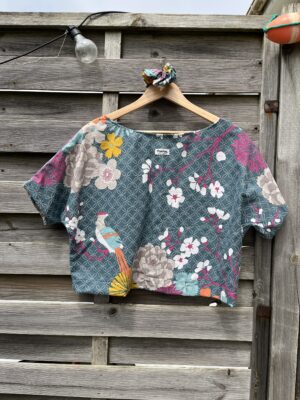 Le tee-shirt bleu printemps