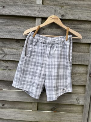 Le short à carreaux gris flanelle