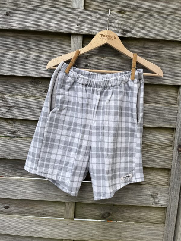 Le short à carreaux gris flanelle