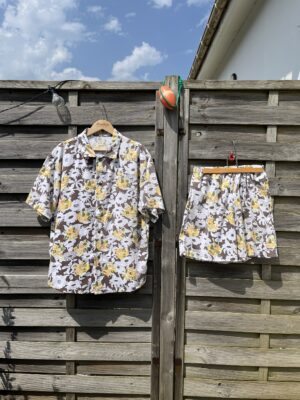 Le short marron fleuri