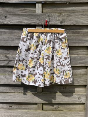 Le short marron fleuri