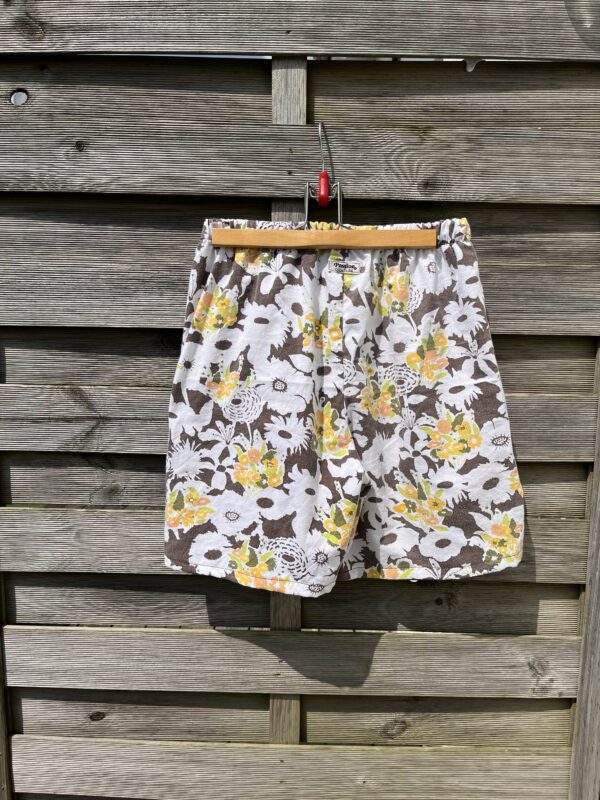 Le short marron fleuri – Image 3