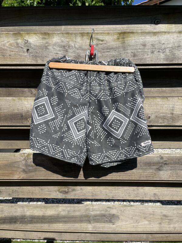 Le short ethnic black and white