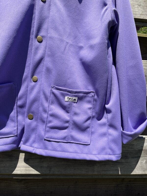La veste ouvrière violette – Image 3