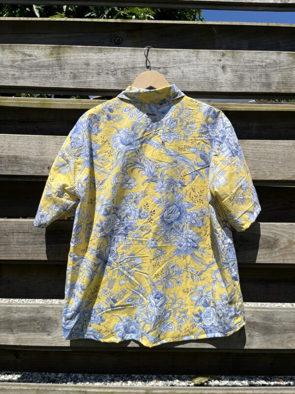 La chemisette jaune et bleu – Image 2