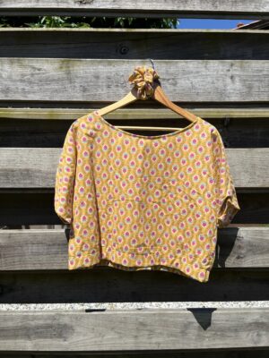 Le tee-shirt jaune à points rose