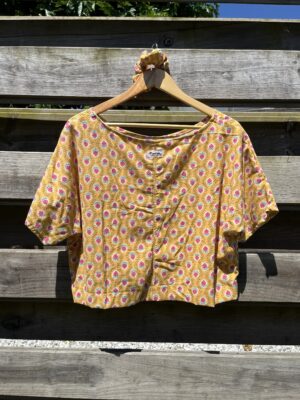 Le tee-shirt jaune à points rose
